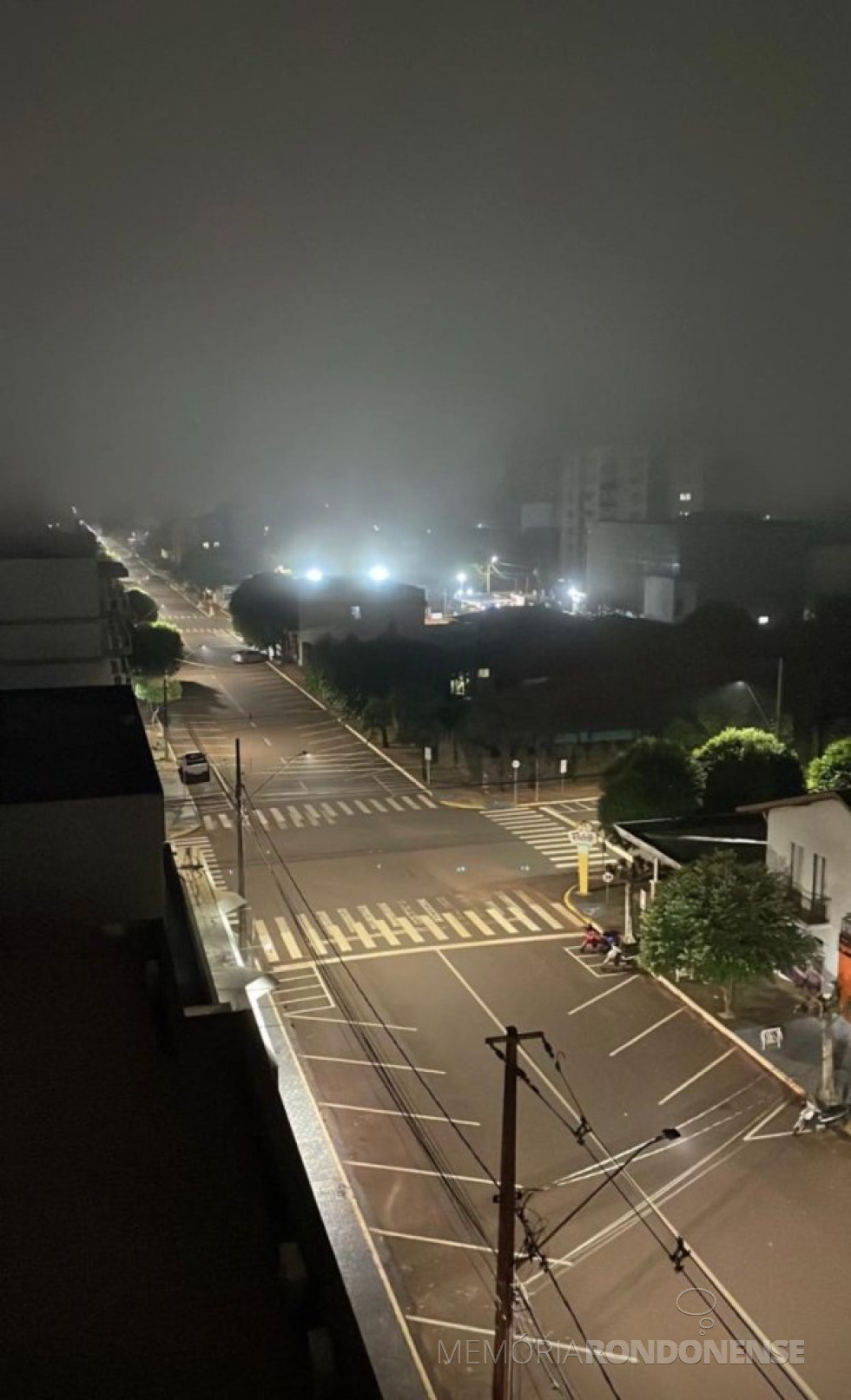 || Madrugada em Marechal Cândido Rondon, no dia 25 de junho de 2024. Vista da Rua D. João VI, sentido sul-norte, a partir da Rua Santa Catarina.
Imagem: Acervo Projeto Memória Rondonense - crédito Cristiano Marlon Viteck - FOTO 32 -