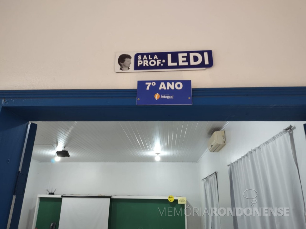 || Placa que identifica a sala de aula em homenagem à professora Ledi Hilbig.
Imagem: Acervo O Presente Digital - FOTO 22 -
