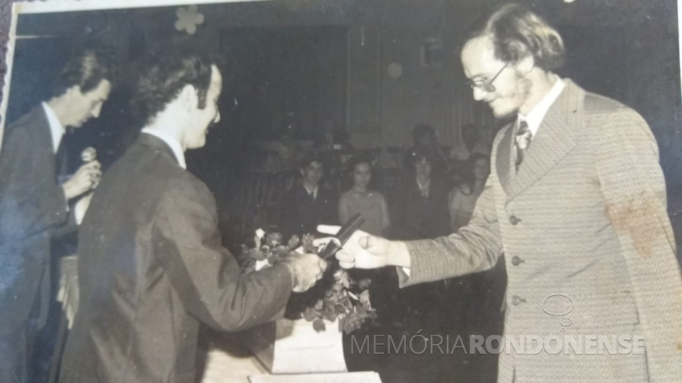 || Orlado Liessem recebendo o certificado de conclusão do curso (?) na Polícia Civil.
Imagem: Acervo de Celia Liessem Vigorena - FOTO 7 -