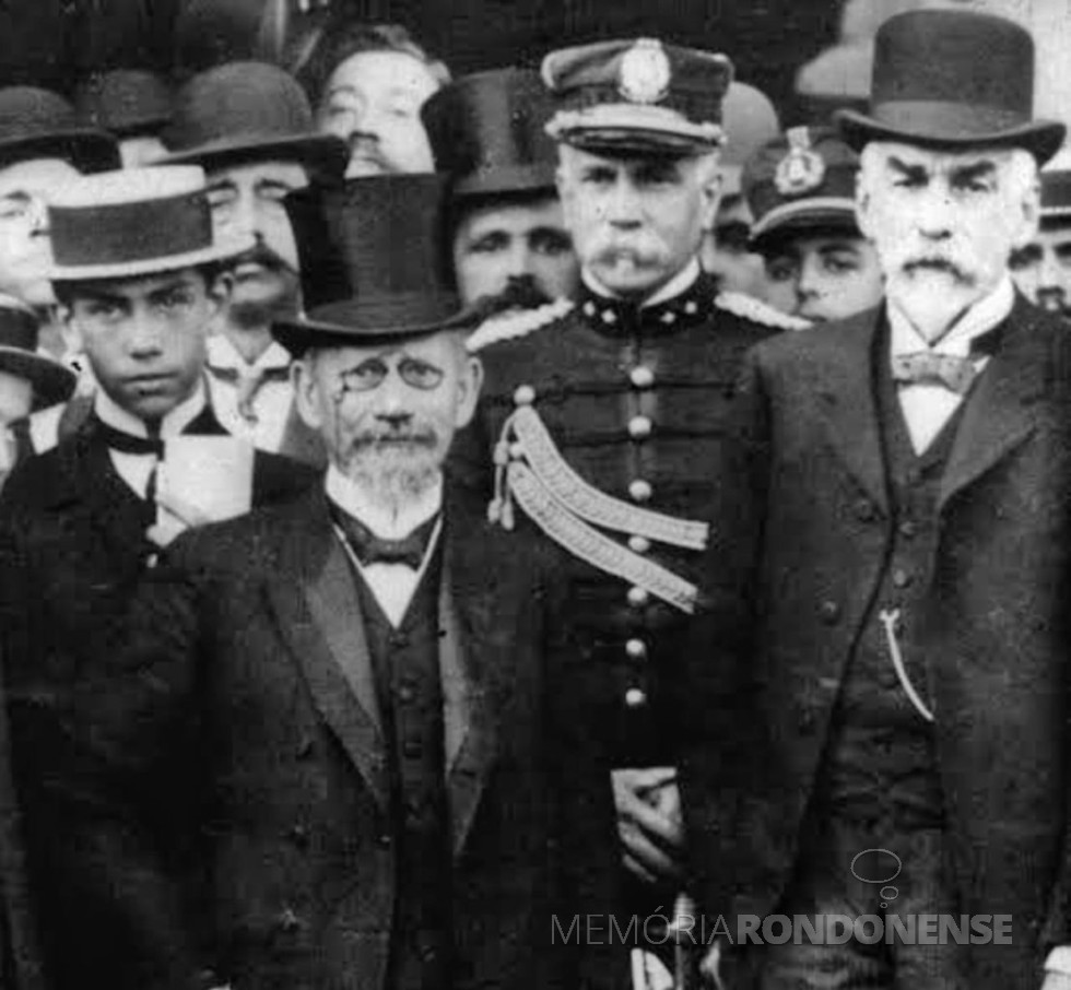 || Rodrigues Alves (de óculos) eleito 5º Presidente da República Brasileira, em começo de março de 1902, na companhia do prefeito da cidade do Rio de Janeiro, Francisco Pereira Passos.
Imagem: Acervo A República Brasileira - FOTO 5 -