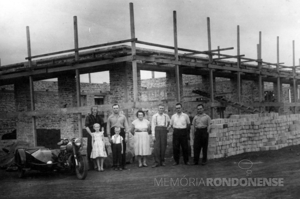 || Casal pioneiro Elly e Rodolfo Rieger com o filho Orlando e a nora Nair e filhos Hildegard e Helmuth )a esquerda) e os filhos gêmios Norberto e Herbert, à frente da construção do prédio icônico