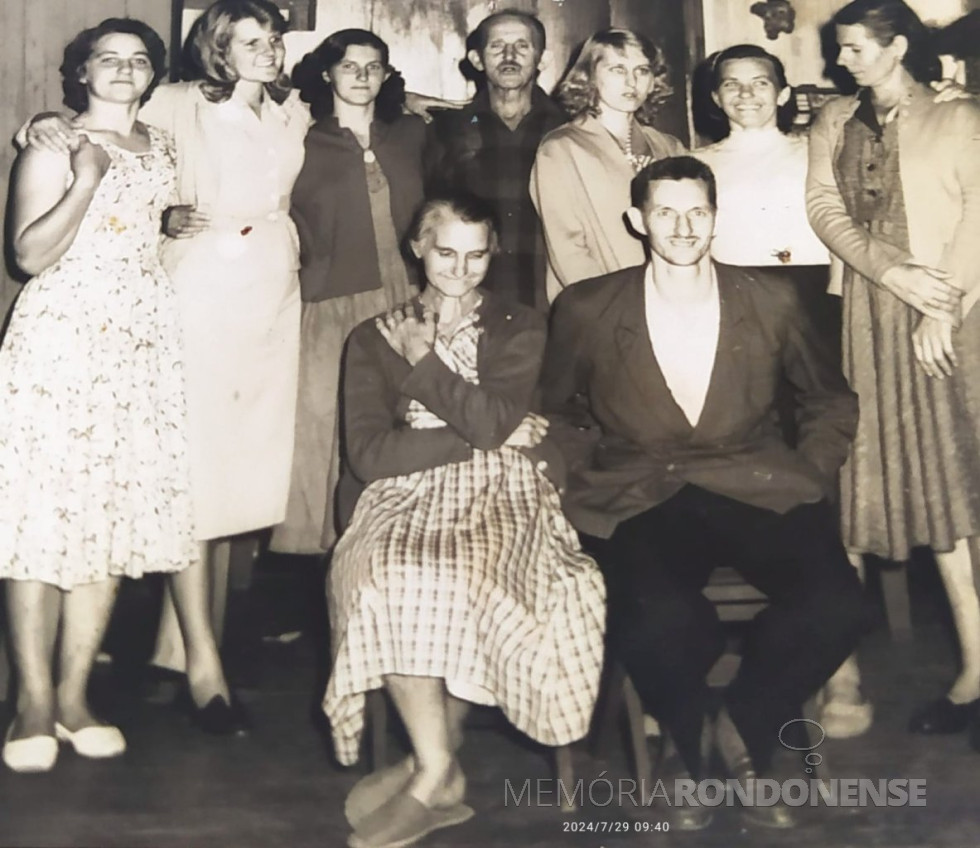 | Casal pioneiro Martja Johanne e Marten Nieuwenhoff fotografado com os filhos em 25 de julho de 1959.
Da esquerda à direita: Rosina, Guilermina, Margarida, pai, Elizabeth Catarina, Martha e Gertrud. Sentados: mãe e filho Franz Herrmann.
Imagem: Acervo Guilhermina Pastorello - FOTO 14 -