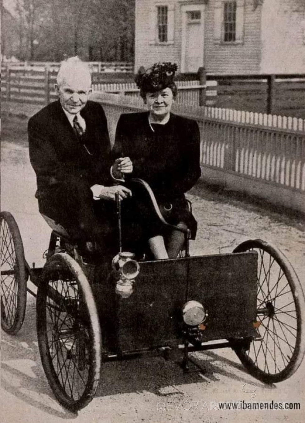 || Henry Ford passeando, aos 83 anos, 
 com o seu