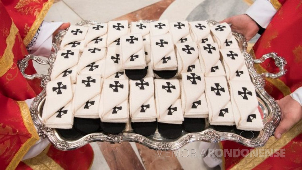 || Bandeja com os pálios foram entregues pelo Papa Francisco aos novos arcebispos, em final de junho de 2024.
Imagem: Acervo Vatican News - FOTO 29 -