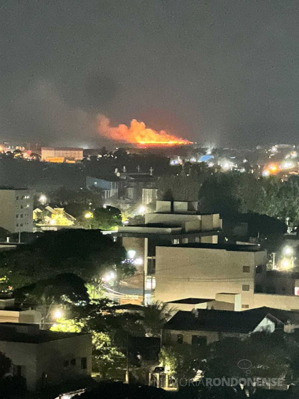 ||Incêndio à leste da cidade de Marechal Cândido Rondon, numa lavoura de milho recém colhido, na área suburbana, em 22 de julho de 2023.
Imagem: Acervo Projeto Memória Rondonense - FOTO 32 -