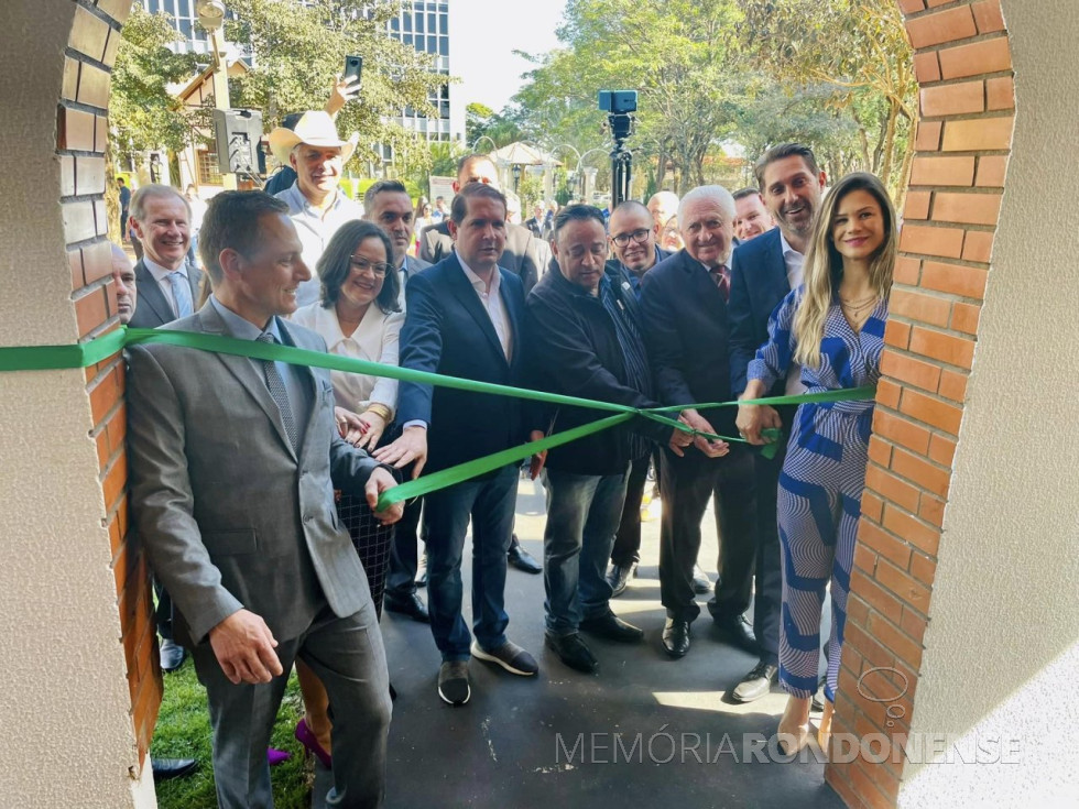 || Solenidade de inauguração da sede da Câmara Municipal de Marechal Cândido Rondon, em julho de 2023.
Da esquerda à direita, à frente: vereador Vanderlei Caetano Sauer, presidente da Câmara Municipal; juíza de Direito Berenice Nassar. deputado estadual Michel Micheletto, deputado estadual Hussein Bakri, vereador Freitga (de óculos), vereador Pedro Rauber, prefeito municipal Marcio Andrei Rauber e 1ª dama, Josiane Laborde Rauber.
Ainda, da esquerda para a direita, os vereadores Moacir Froelich e Juliano de Oliveira. DE chapéu, deputado federal Marco Brasil.
Imagem: Acervo Câmara Municipal citada - crédito: Cristiano Marlon Viteck - FOTO 39 -