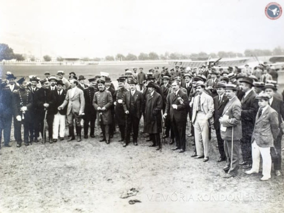 || Santos Dumont (c) com as mãos no bolso, fotografado com os participantes da 1ª Conferência de Aeronáutica Pan-Americana, em começo de março de 1916.
Imagem: Acervo Iguassu. blog - FOTO 3 -