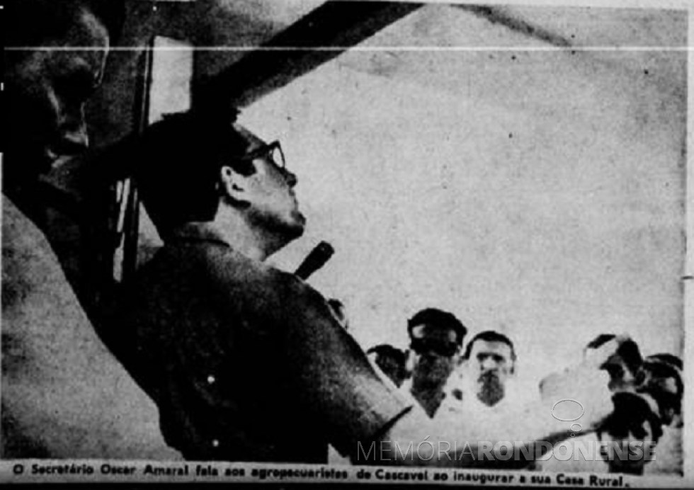 || Oscar do Amaral, secretário da Agricultura do Paraná, discursando na inaiguração da Casa Rural de Cascavel, em novembro de 1968.
Imagem: Acervo Diário da Tarde - Biblioteca Nacional Digital - FOTO 8 -