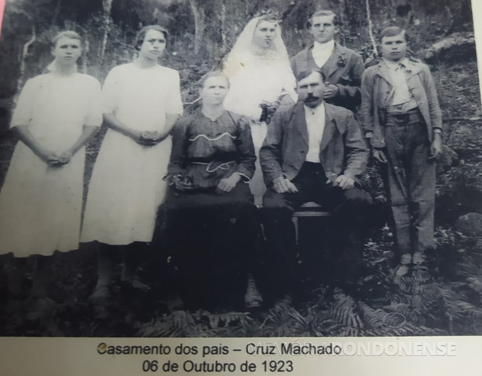 || Noivos Martha Johanne Taube e Marten Nieuwenhoff que casaram-se em outubro de 1913, na companhia dos pais dela, e irmãs e irmão.
Da esquerda à direita: Ana, Elfrida, casal de noivos e Franz Hermann. Sentados: Joahnne Martha e Hermann Franz Taube.
Imagem: Acervo Guilhermina Pastorello - FOTO 4 -
