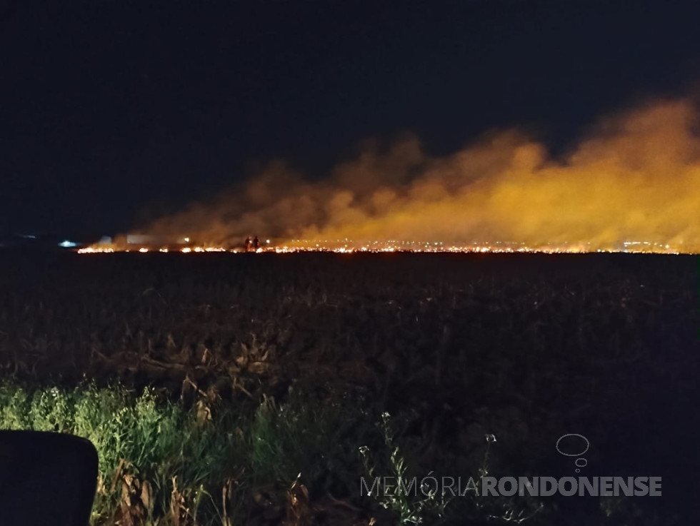 || O grande incêndio numa lavoura na área suburbana na cidade de Marechal Cândido Rondon, em 22 de julho de 2024.
Imagem: Acervo Projeto Memória Rondonense - FOTO 33 -