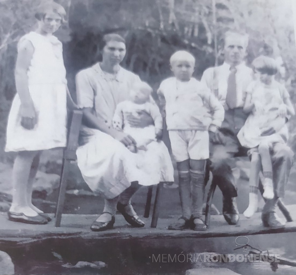 || Casal Nieuwenhoff fotografado, em 1933, em cima do pranhão de travessia do Rio Carimã, em Foz do Iguaçu.
Da esquerda à direira: filha adotiva Gertrud, Martha Joana (no colo da mãe), filho Franz Herrmann) e a filha Jantje ( no colo do pai).
Imagem: Acervo de Guilhermina Pastorello - FOTO 12 -