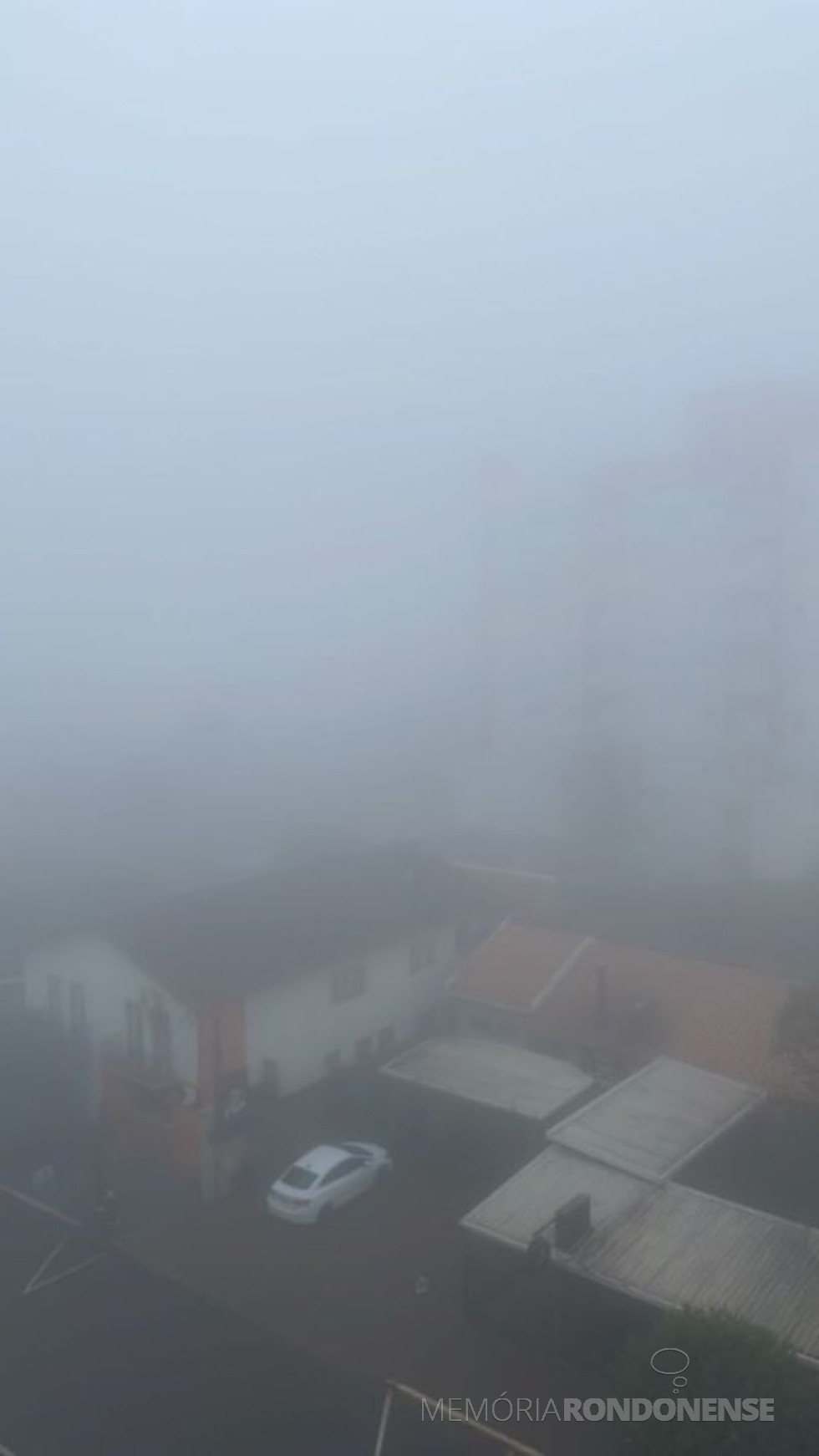|| Forte presença de neblina na cidade de Marechal Cândido Rondon, ao meio-dia de 13 de julho de 2024.
Imagem: Acervo Projeto Memória Rondonense - crédito de Cristiano Marlon Viteck - FOTO 20 -