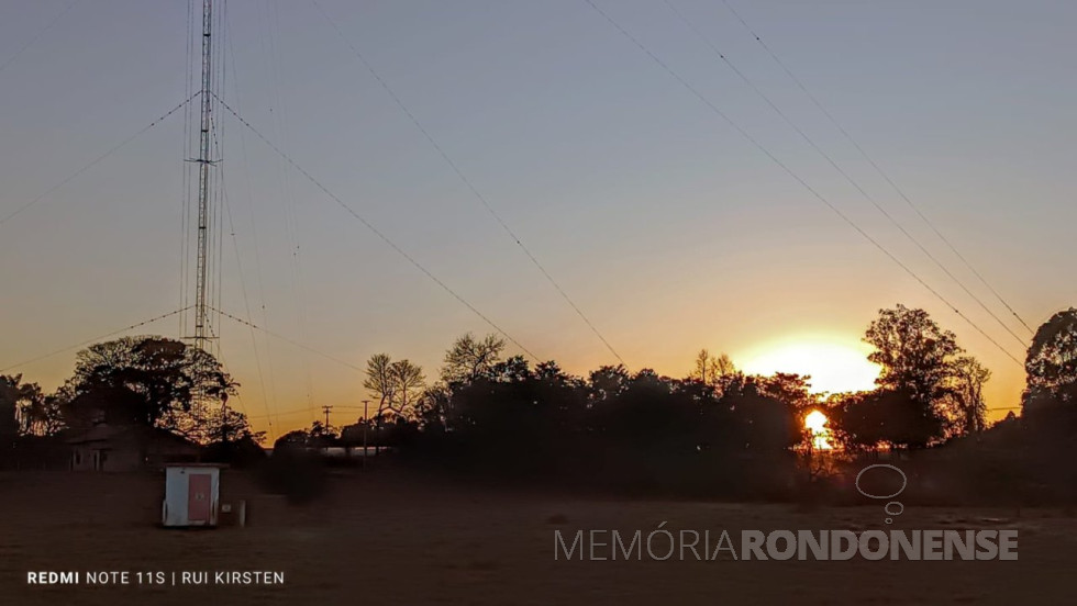 || Amanhecer na cidade de Marechal Cândido Rondon, na Linha Peroba, em 27 de agsoto de 2024.
Em destaque, a antena da Rádio Difusora do Paraná AM.
Imagem: Acervo e crédito do rondonense Rui Kirsten - FOTO 34 -