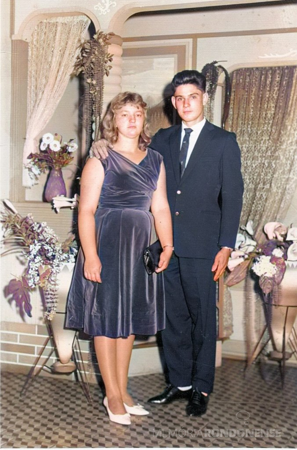 || Jovens pioneiros de Porto Mendes, Olga Matzembacher e Ernesto Jacob Kunzler, que se casaram em julho de 1964, ele falecido em dezembro de 2009.
Imagem: Acervo da Família - FOTO 26 -