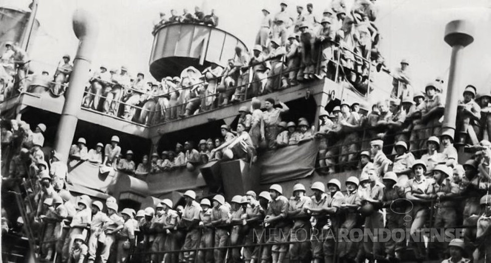 || Pracinhas brasileiros acottovelados no convês do USS General Mann, na viagem aos campos de Batalha na Itália, em julho de 1944.
Imagem: Acervo Tok da História - FOTO 17 -