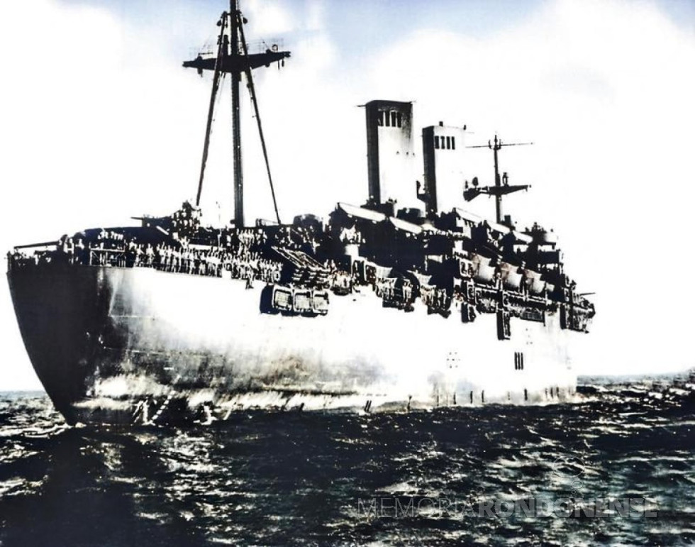 || USS General Mann navegando no Atlântico com soldados brasileiros, em seu destino final na Itália.
Imagem: Acervo Tok da História - FOTO 18 -