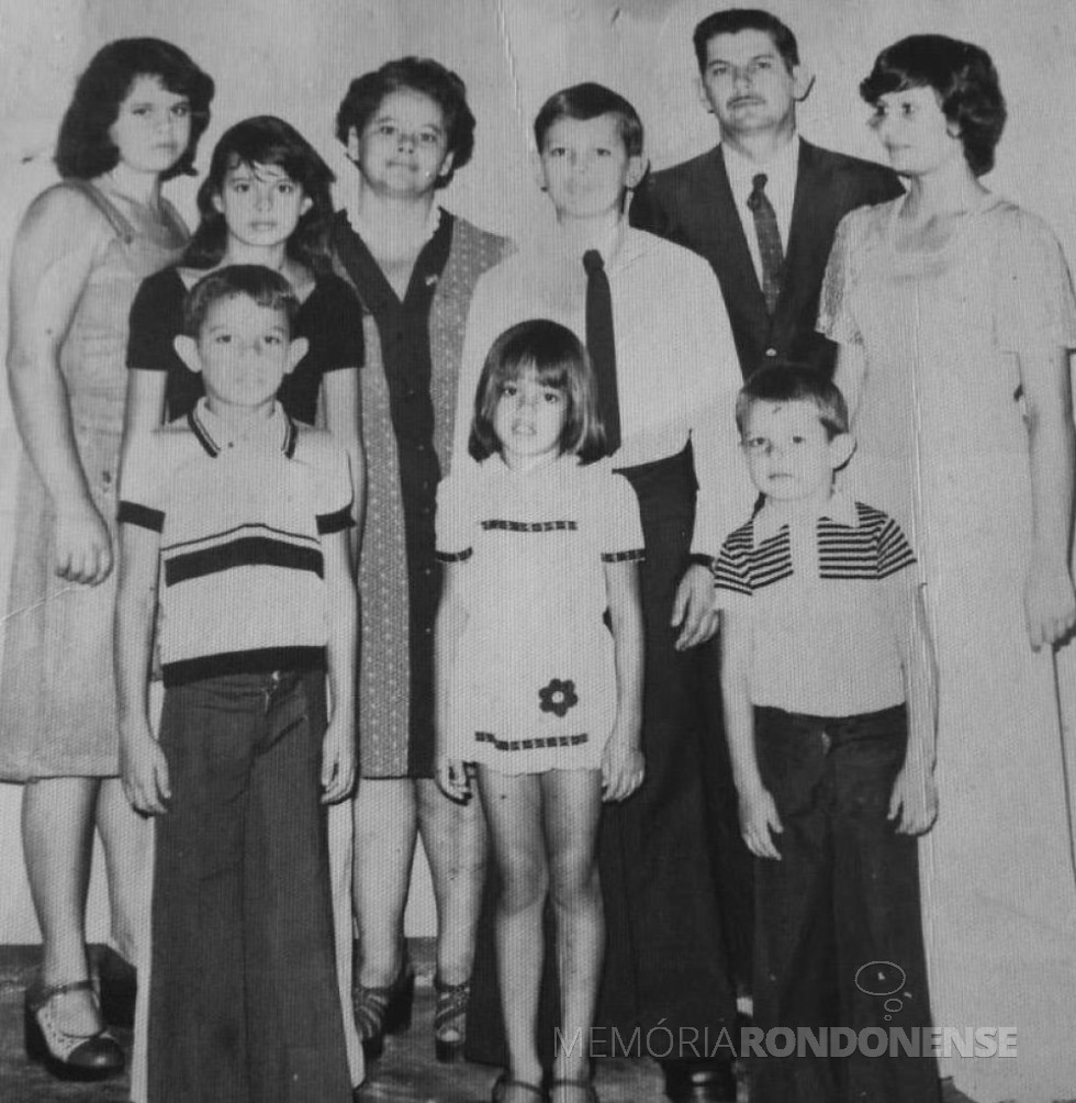 || Casal Helena e Willibald Hoppe com os filhos, na década de 1970.
Imagem: Acervo da família - FOTO 10 -