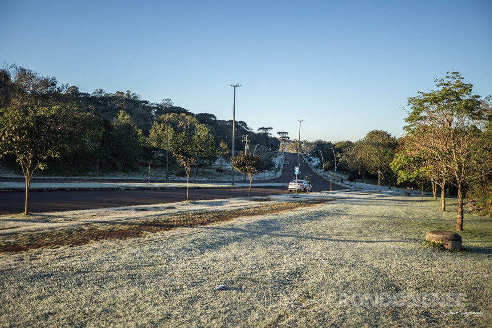 || Geada na área urbana de Cascavel (PR), cidade com temperatura O°, em 25 de agosto de 2024.
Imagem: Acervo e crédito de Julio Szymanski (Cascavel) / Facebook -
FOTO 13 -