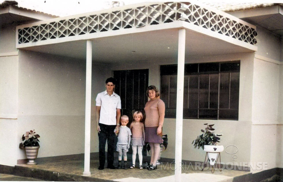 || Casal Olga e Ernesto Jacob Kunzler com a filha Sonia Maria e o filho Wilson José, na residência do casal no distrito rondonense de Porto Mendes.
A residência ainda se encontra na propriedade (2022), em sua arquitetura original.
Imagem: Acervo da Família - FOTO 27 -