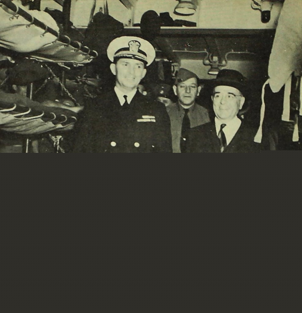 || Presidente Getúlio Vargas e o comandante do USS General Mann, Paulo Sylvester Maguire, no interior da nave, no Porto do Rio de Janeiro.
Imagem: Acervo Tok da História - FOTO 12 -