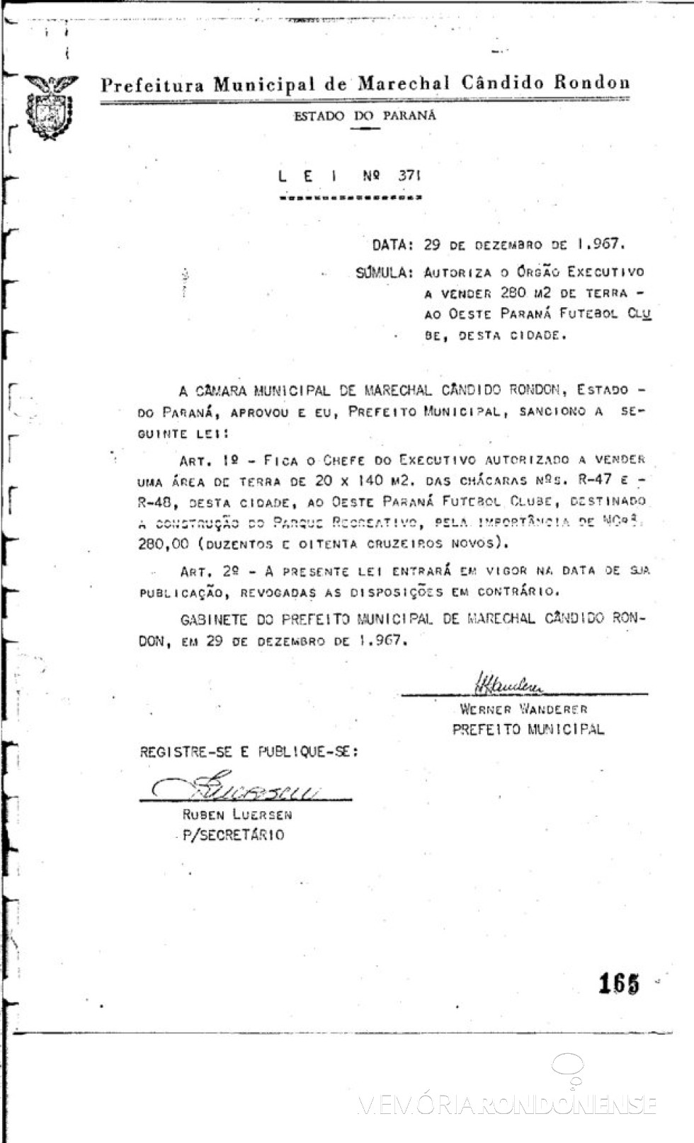 || Cópia da Lei Municipal nº 371/1967 que autorizou de venda de terra para o Oeste Paraná Futebol Clube, em final de dezembro de 1967.
Imagem: Acervo Prefeitura Municipal de Marechal Cândido Rondon - FOTO 4 -