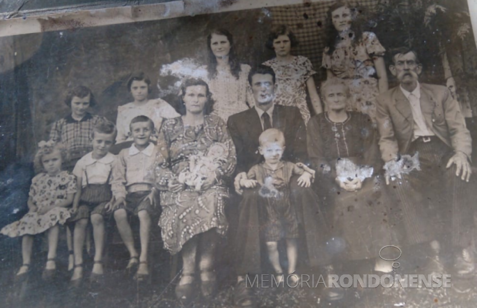 || Pioneiro Reinaldo Dapper, ele falecido em novembro de 1990, com a esposa e filhos e pais.
Imagem: Acervo da família - FOTO 5 -