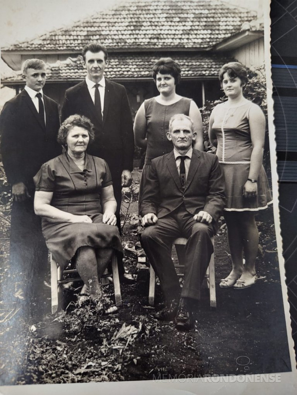 || Casal pioneiro Ervina e Reinoldo Roberto Wulff e filhos Davi (e) Harri, Lori e Neuli, que chegou de Mudança em Marechal Cândido Rondon, em setembro de 1964.
Imagem: Acervo Davi Wulff - FOTO 12 -