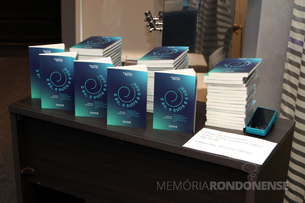 || Estante de livros de autoria de rondonene Eduardo Berndt.
Imagem: Acervo pessoal - FOTO 27 -