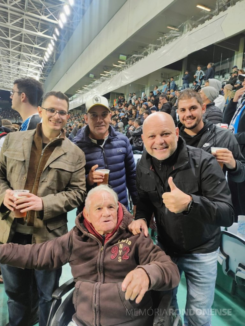 || Rondonense Guido Scherer, ele falecido em setembro de 2024, na companhia de filhos e netos. Da esquerda à direita: Alexandre (neto, Alexandre (filho), Lucas (neto) e Luciano (filho). Os netos são filhos de Luciano. 
Imagem: Acervo Luciano Scherer - FOTO 17 -