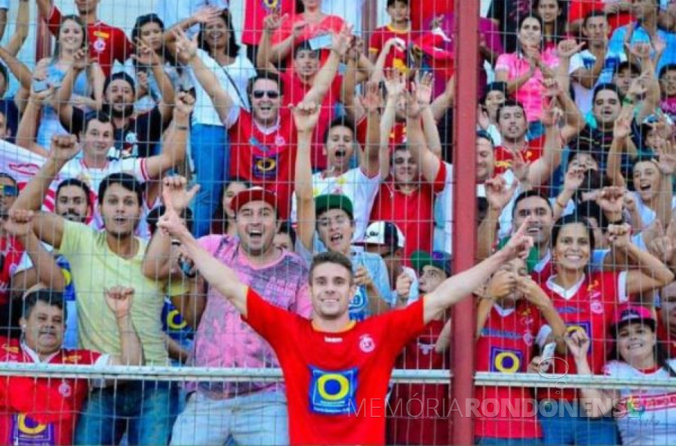 || Jogador Rafinha Domingues, contratado pelo Internacional de Lages, em setembro de 2014.
Imagem: Acervo Bom de Bola - FOTO 14 -