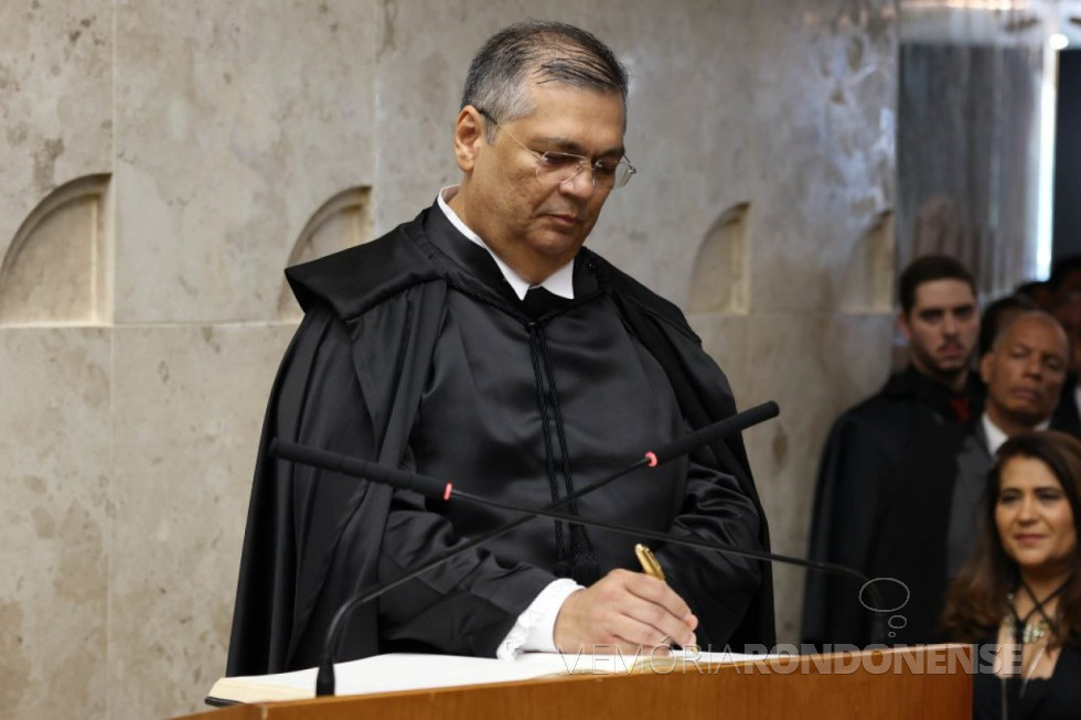 || Flávio Dino assinando o termo de posse como ministro do Supremo Tribunal Federal (STF), em fevereiro de 2024.
Imagem: Acervo JuriNews - FOTO 25 -