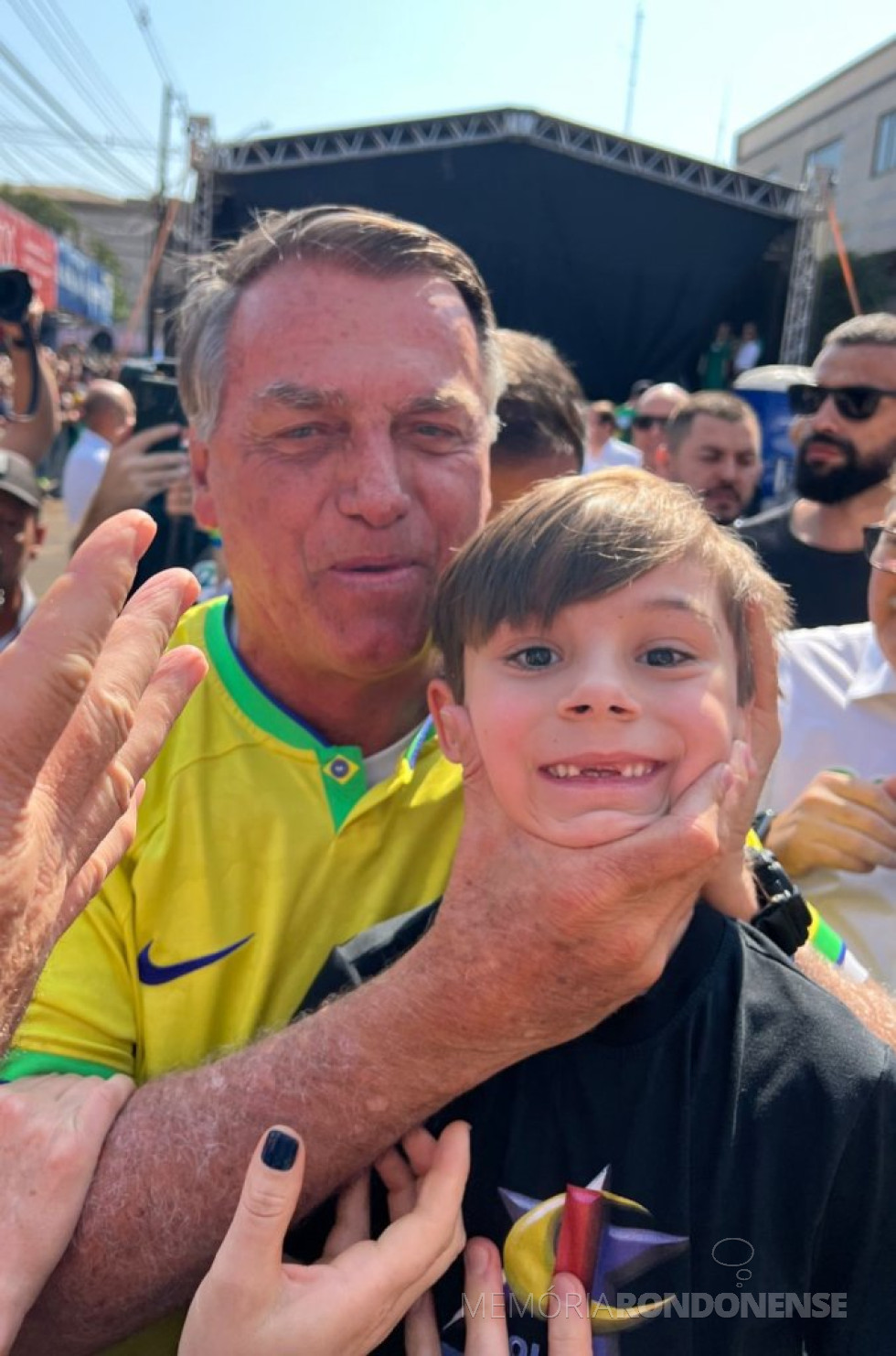 || Jair Bolsonaro, ex-presidente, posando para foto com o neto da rondonense Heide Gundt, em sua visita a Marechal Cândido Rondon, em final de agosto de 2024.
Imagem: Acervo Mídias Sociais - FOTO 26 -
