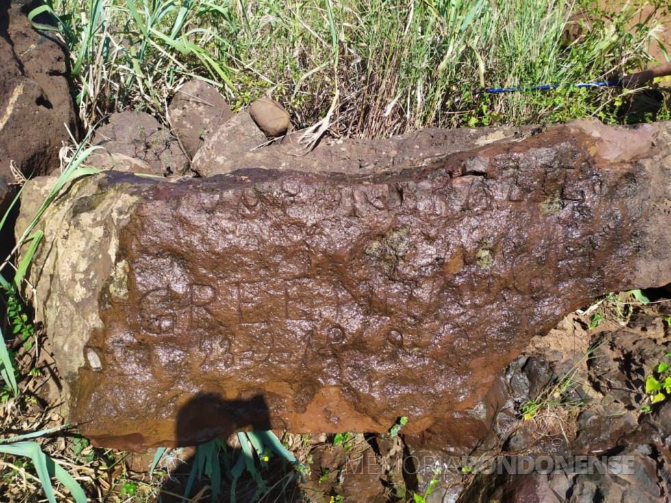 || Pedra com a inscrição esculpida encontrada às margens do Rio Iguaçu, na Tríplice Fronteira,
Imagem: Acer4vo Jornal do Oeste - FOTO 3 -