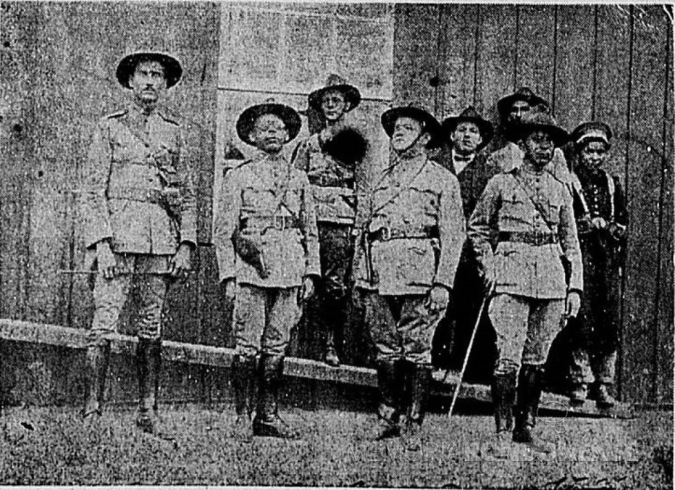 || Comandante Sarmento e oficiais do 1º Batalhão em Iraty, em deslocamento para Guarapuava.
Imagem: Acervo jornal