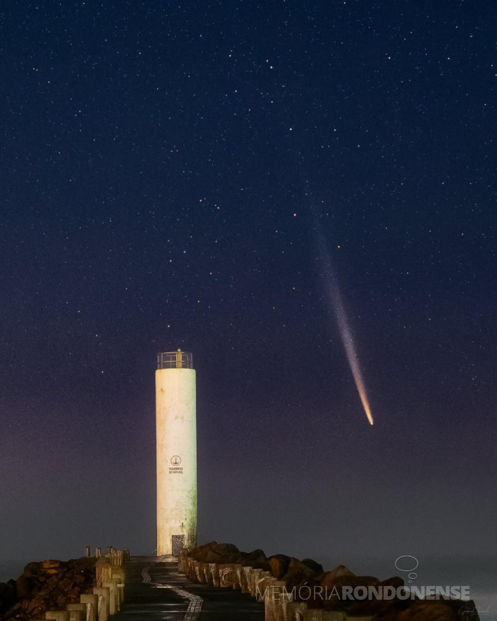 || Cometa C/2023 A3 Tsuchinshan Atlas, fotografado desde o farol de Torres (RS), na madrugada de 28 de setembro de 2024.
Imagem: Acervo e crédito do fotógrafo gaúcho Gabriel Zaparolli / Facebook - FOTO 24 -.
O corpo celestial foi visível no Brasil no mês de setembro com uso de binóculos e telescópios.