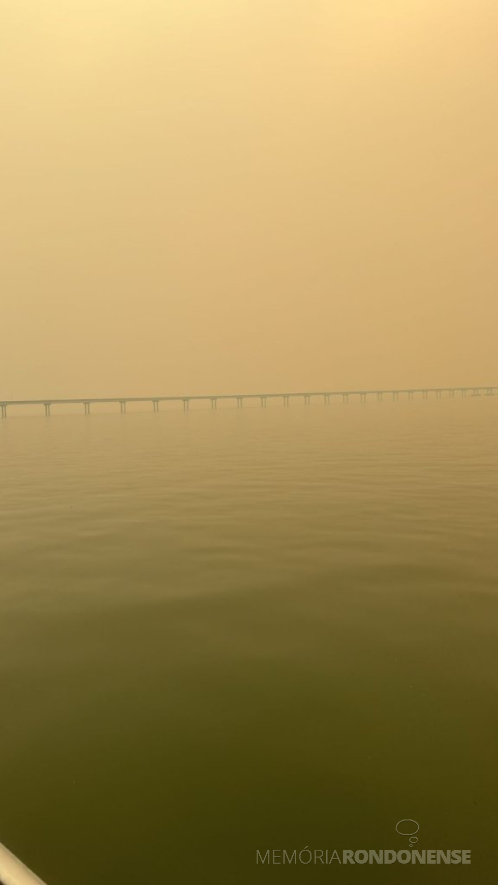 || Ponte Ayrton Senna, em Guaíra, encoberta pela intensa fumaça dos grandes incêndios na ilhas que formam o Parque Nacional da Ilha Grande, em final de agosto de 2024.
Imagem: Acervo Rutiline Barreto - FOTO 24 -