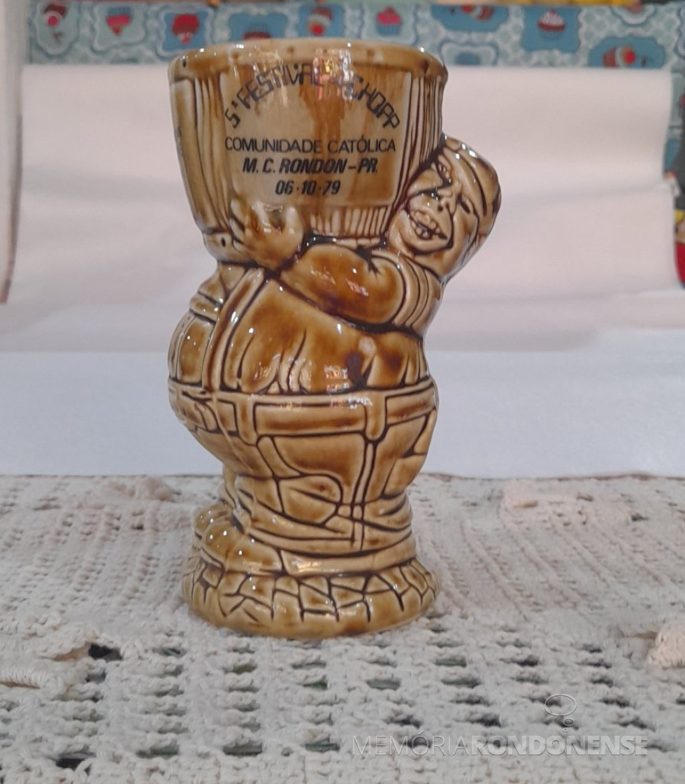 || Caneco do 5º Festival do Chopp da Comunidade Católica da cidade de Marechal Cândido Rondon, em outubro de 1979.
Imagem: Acervo Margarit Suzana Reuter Goebel (Kyka Aviamentos) - FOTO 21 -