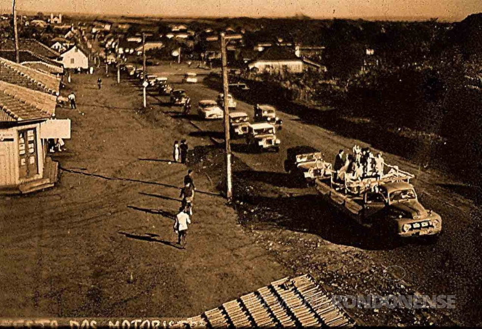 || Procissão da 1ª Festa dos Motoristas, na cidade de Cascavel (PR), que saiu da Igreja de Santo Antonio (ao fundo) até a Igreja de São Cristóvão.
Imagem: Acervo Xico Tebaldi/ Portal Cantagalo - FOTO 8 -