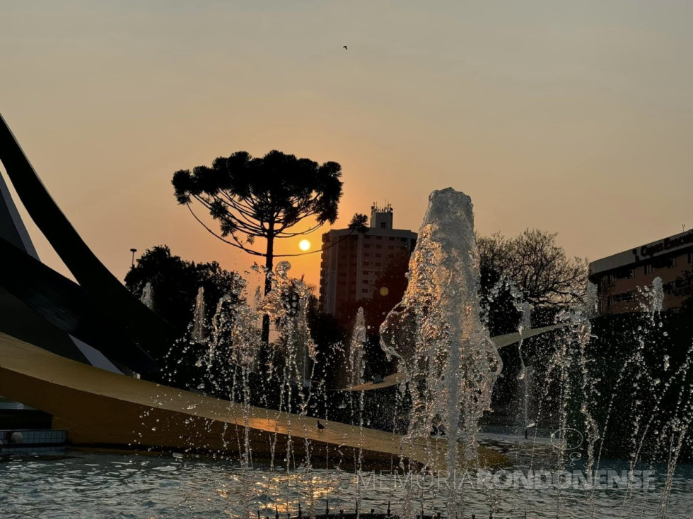 || Pôr do sol na cidade de Cascavel (PR), clicado desde a Praça do Migrante, na Avenida BRasil.
Imagem: Acervo e crédito de Aílton Santos / Tarobá Cascavel / Facebook - FOTO 12 -