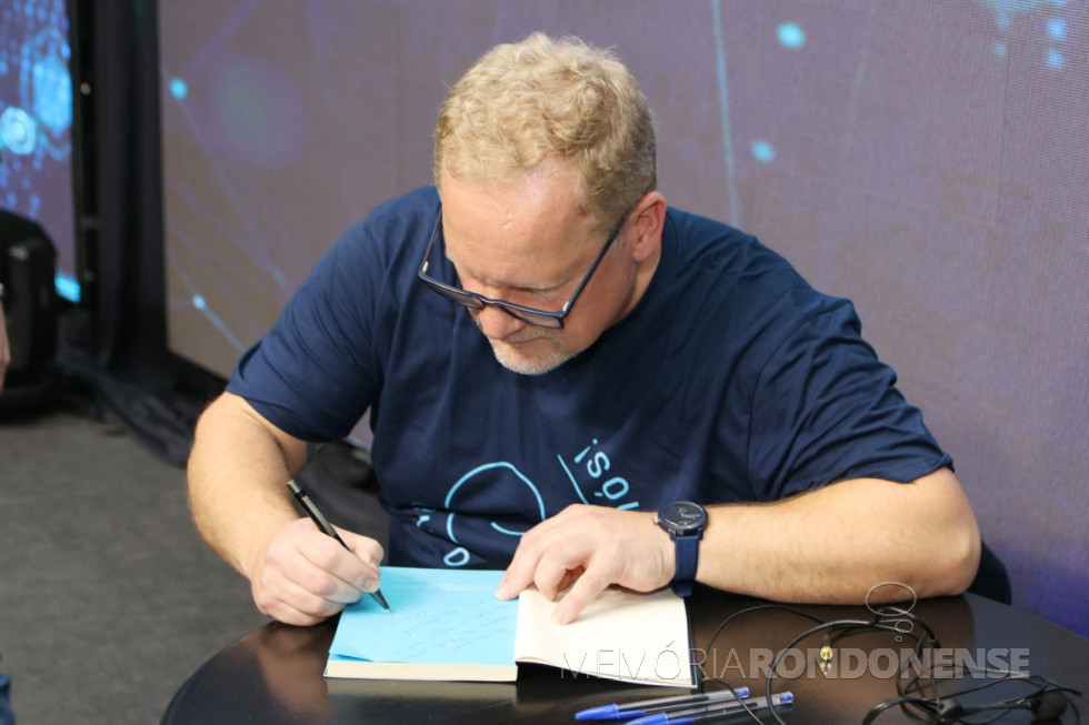 || Eduardo Berndt autografando seu livro, durante o Fórum Empresarial 2024, em setembro de 2024.
Imagem: Acervo pessoal - FOTO 26-