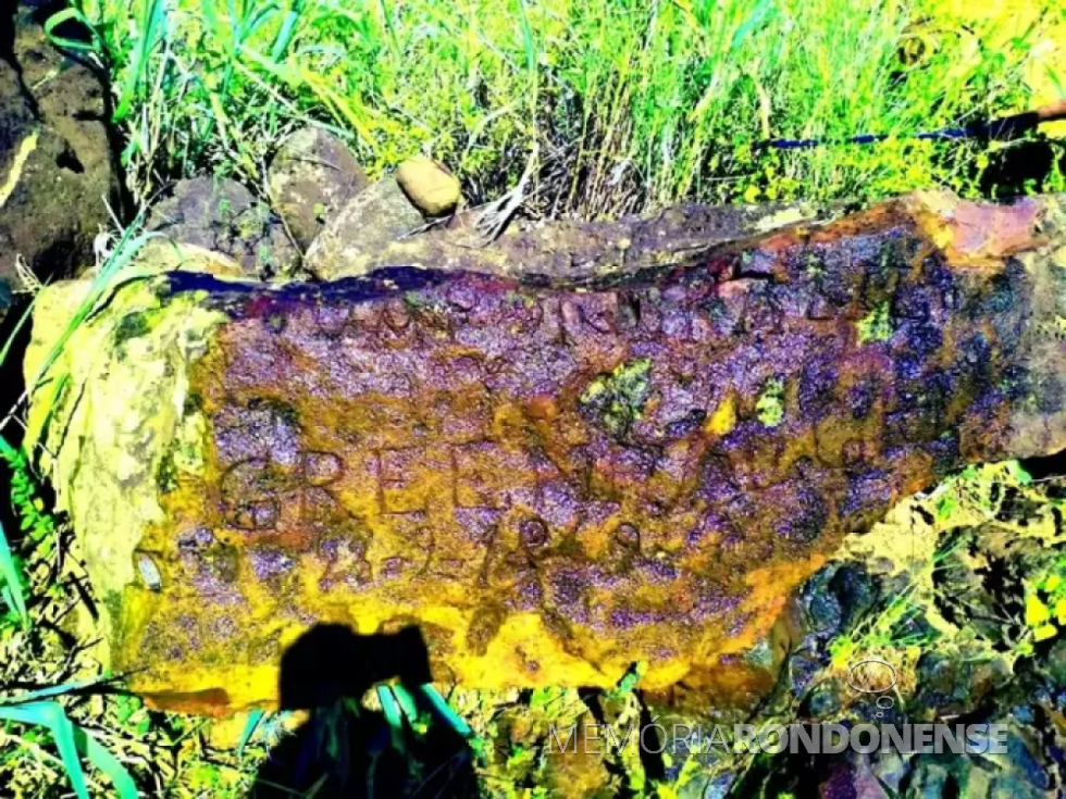 || Pedra com a inscrição esculpida encontrada às margens do Rio Iguaçu, na Tríplice Fronteira, fotografada filtro usado pela arqueologia auxilia na leitura da inscrição na pedra.
Imagem: Acervo e crédito do grupo de pesquisadores da Unila - FOTO 4 -