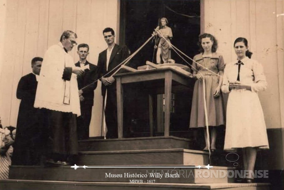 || Festa de São Roque na Igreja Nossa Senhora da Saúde, no povoado de Xaxim, Toledo, em agosto de 1954.
Da esquerda à direita:. Albano,
2º Pe. Antônio Patui, 3º Olivo Giachini, 4º Ricardo Galante, 5º Páscoa Galante, 6º Helena Cerutti.
Doador: Vilma Cerutti Giachini, em 1997.
Imagem: Acervo Museu Histórico Willy Barth - FOTO 7 -
