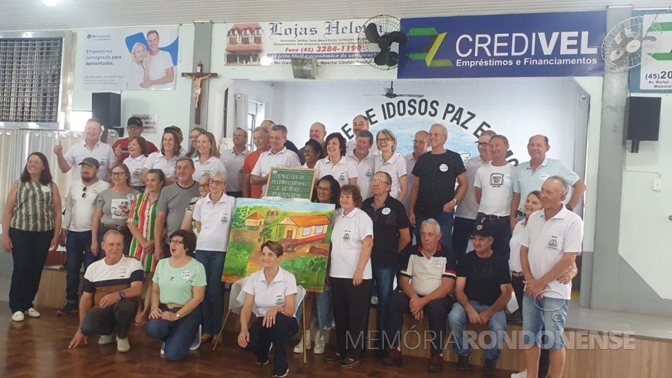 || Ex-alunos da extinta Escola João Pessoa que se reuniram em Marechal Cândido Rondon, em agosto de 2024.
Da esquerda à direita: primeira fila: Edemar Wollstein, Ilmo Schöne, Mário Uhlein, Ingrid Schöne, Hugo Meurer, Aldi Feiden, Armim Feiden, Alberto Feiden, Hilário Griebeler e Edineu Uhlein.
Segunda fila: Rejane Theobald, Nerci Schaedler, Nerci Schöne, Eldor Schöne, Edson Koch, Cícera, Cleni Uhlein, Rudi Heirich, Edina Koch, Milton Schöne,Gilberto Raasch, Gildemar Raasch.
Terceira fileira: Iraci Geier, Romeu Gebauer, Marley Raasch, Marlene Meinerz, João Schaedler, Vera Feiden, Iloni Griebeler, Irma Aquino, Ari Schöne, Julita Auler e Breno Auler.
Última fileira: Olson Uecker, Neusa Schöne, Lourdes Meurer, Prof. Loiva Griebeler, Edio Uhlein e Edemir Schneider.
Imagem: Acervo Edemar Wollstein - FOTO 29 -