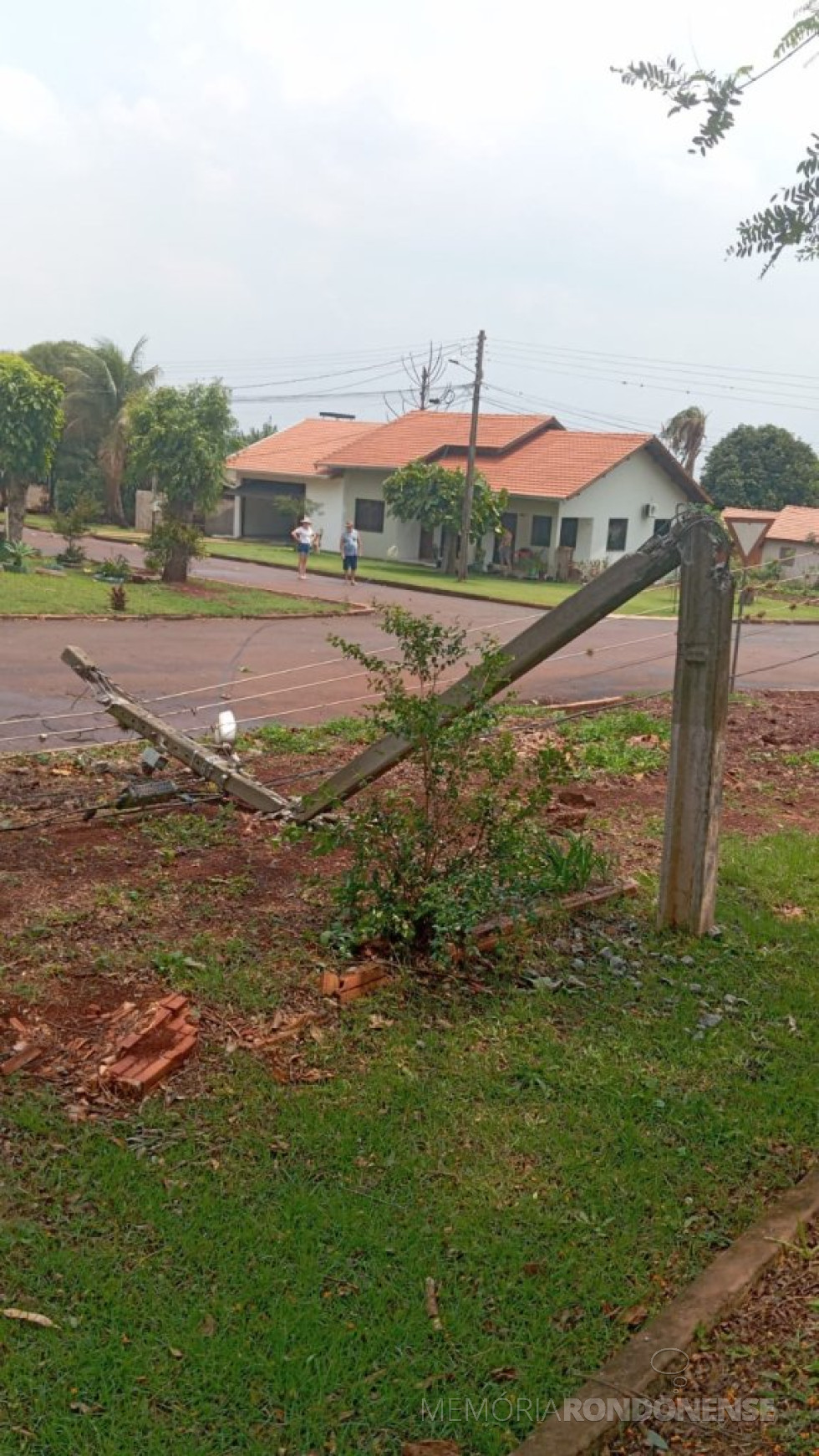 || Quebra de postes de transmissão de energia na sede distrital de Iguiporã, em 24 de outubro de 2024.
Imagem Acervo e crédito de Nilson Hachmann / Facebook - FOTO 25 -