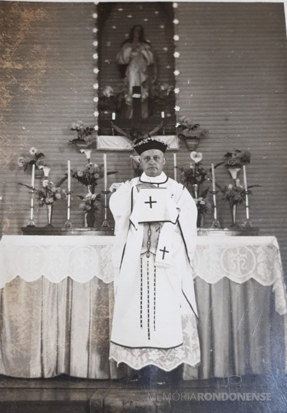 || Padre Aloisio Baumeister SVD primeiro vigário da Paróquia Nossa Senhora da Glória, em sua posse em novembro de 1955.
Imagem:Acervo Família Wickert, de Quatro Pontes. - FOTO 6 -