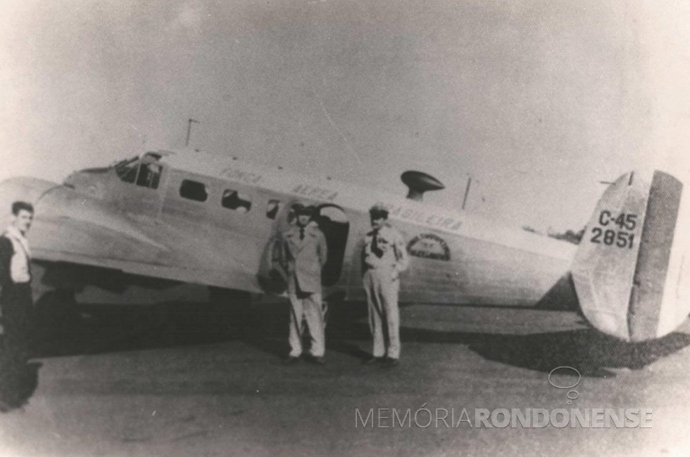 || Aeronave do Correio Aéreo Nacional, 1º pouso no aeroporto municipal de Toledo (PR), em setembro de 1953.
Imagem: Acervo Museu Histórico Willy Barth - FOTO 8 -