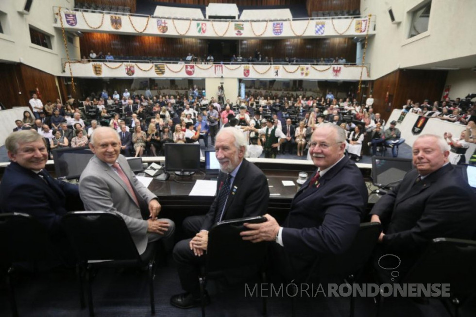 || Outra vista da composição da mesa oficial da sessão solene dos 190 anos da imigração Alemã no Paraná.
Da esquerda à direita: deputado estadual Elio Lino Rusch, deputado estadual Ademar Traiano, vice-governador Darci Piana, ex-deputado estadual Orlando Pessuti e cônsul honorário da Alemanha em Curitiba, Andreas Hoffrichter.
Imagem: Acervo Alep - crédito de Orlando Kissner - FOTO 18 -