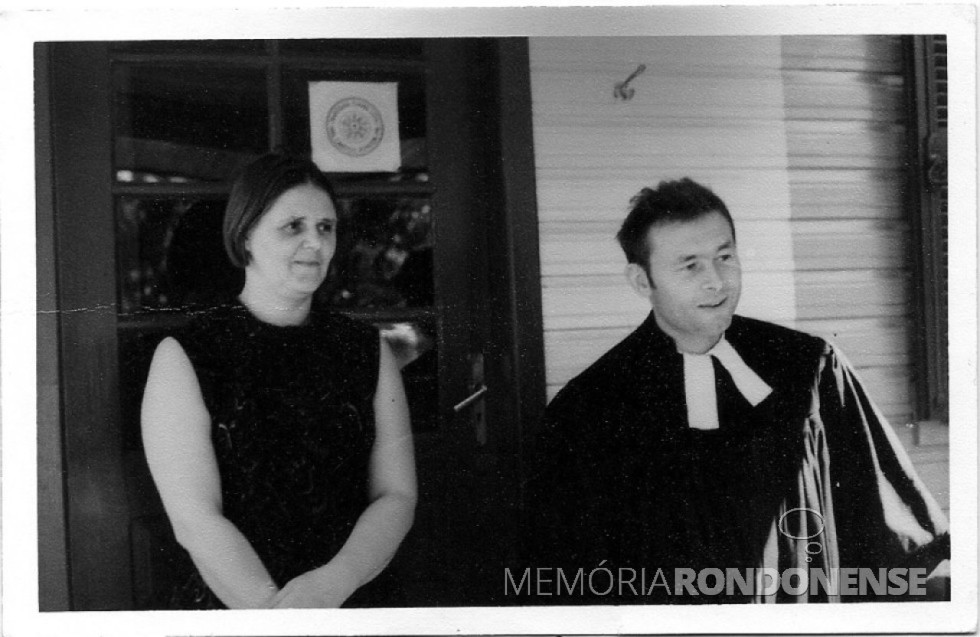 || Pastor Joachen Pawelke e esposa, ele que tomou posse como pároco da Comunidade Eangélica Martin Luther, em outubro de 1959.
Imagem: Acervo do Projeto Memória Rondonense - FOTO 6 -