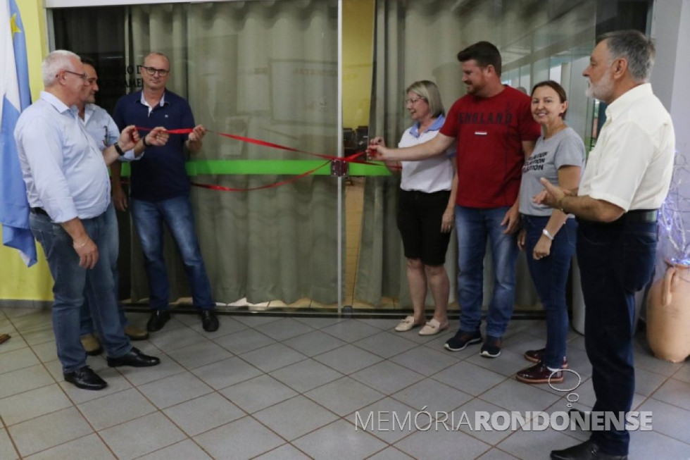 || Momento de reinauguração do Museu Histórico de Pato Bragado, em novembro de 2019.
Da esquerda à direita: prefeito municipal Leomar Rohden, vice-prefeito Dirceu Anderle, vereador Flávio Prigol, Cristiane Scheuermann Bonatto, secretária de Educação e Cultura; vereador Lucas Blatt, vereadora Marli Wollmann e vereador Holdi Römer, em dezembro de 2019.
Imagem: Acervo Imprensa PM-Pato Bragado - FOTO 21 -