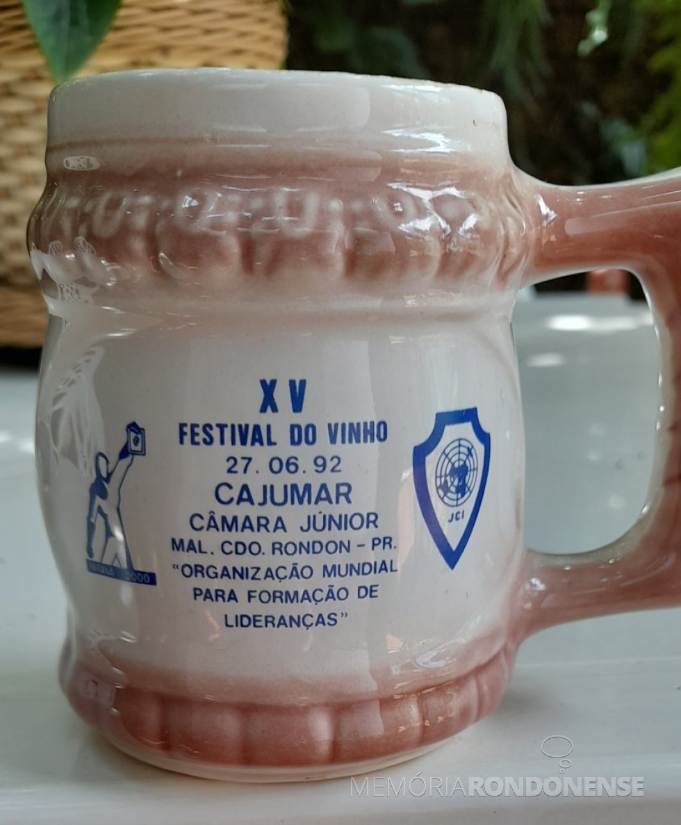 ||Caneca do XV Festival do Vinho da Câmara Junior de Marechal Cândido Rondon, em junho de 1992.
Imagem: Acervo pessoal - FOTO 8 -